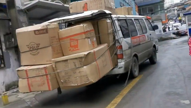 中国、恒例の「中国式過積載」ワゴン車を発見！