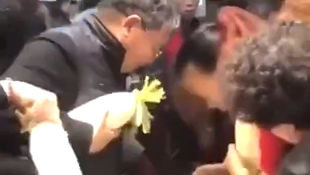 中国、スーパーで「だいこん」の特売、大争奪戦！おじさんも参戦