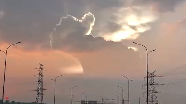 中国、空に巨大な「いいね」雲が出現！