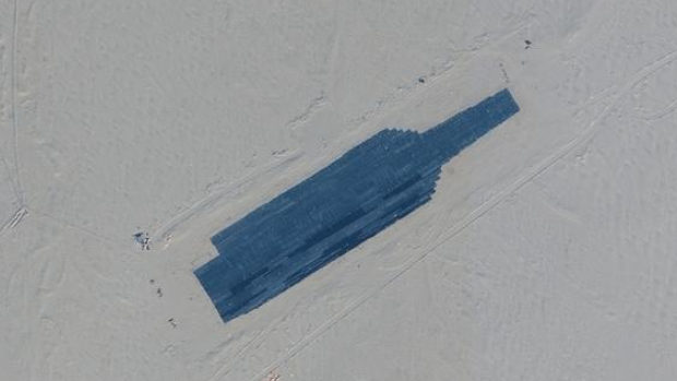 【中国】人民解放軍がウイグルの砂漠に米空母の実物大模型