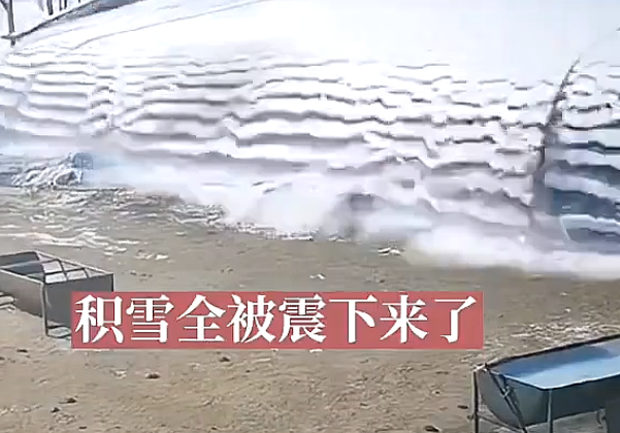 【動画】中国あるある、爆竹で「屋根の雪かき」がこちら！一瞬でスッキリ～！