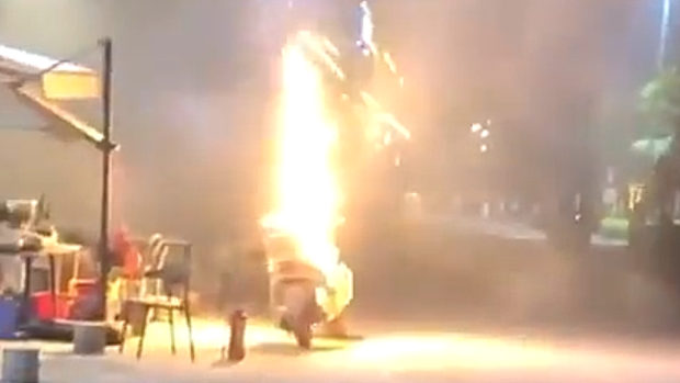 中国、電動バイクがいつもの爆発炎上！もの凄い火柱