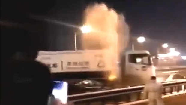 中国、防疫車の消毒水散布で路面凍結!ブレーキ効かず衝突!