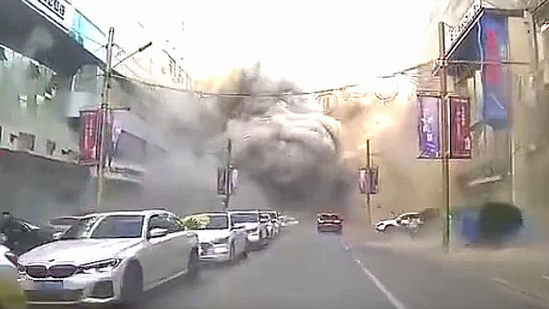 中国、飲食店が大爆発！建物から猛烈な爆発炎と煙が噴き出す