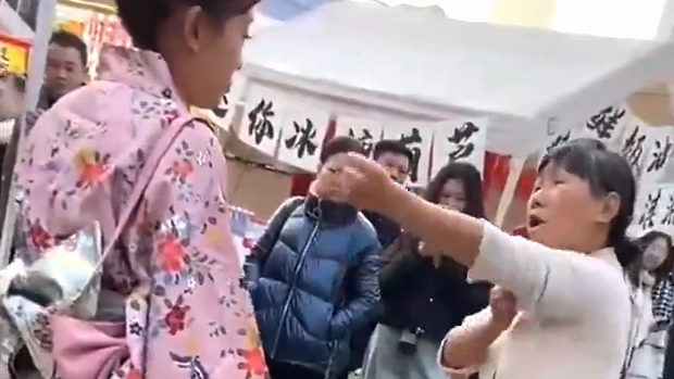 【動画】中国、和服コスプレ女子、街中でおばさんに「服を脱げ」と強要される！