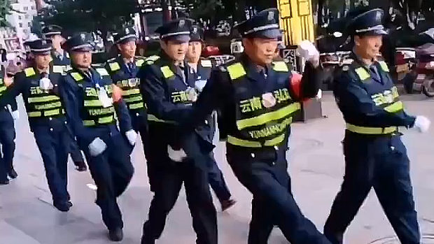 中国、街中で隊列行進の訓練をする一隊、こんなバラバラ行進見たことない