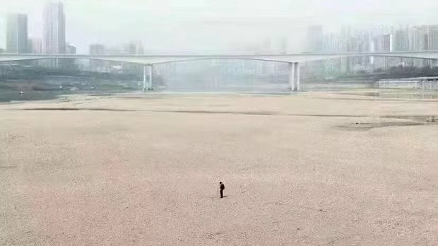 【動画】中国、重慶を流れる大きな河が完全に干上がってしまう！その驚きの光景！