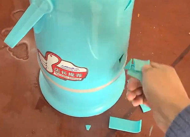 【動画】中国あるある、中国製の魔法瓶(ポット)がヤバい！プラスチックが…!?