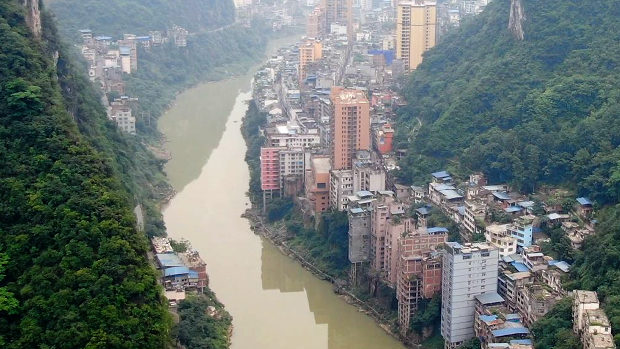 中国、雲南省の山奥の川沿いに並ぶ建物群、これがスゴすぎる！ヤバすぎる！