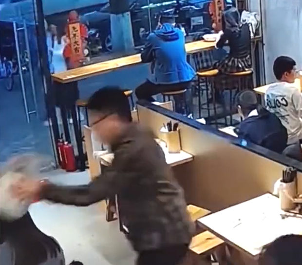 【動画】中国、飲食店で男がラーメンの残り汁を女性客の頭にぶっかけ一目散に逃走！