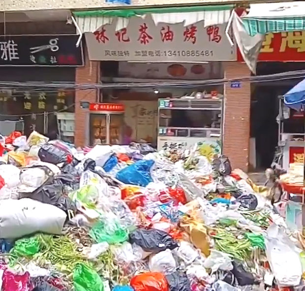 【動画】中国、 政府が賃金未払いでゴミ収集員が集団ストライキ！街中にゴミの山！