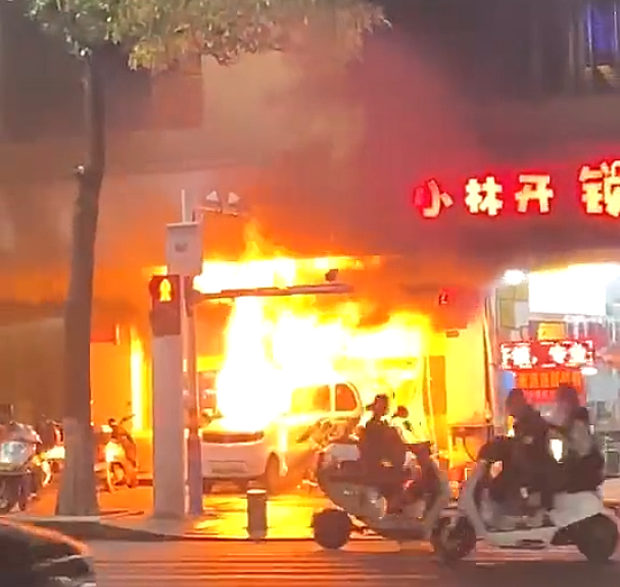 【動画】中国、屋内車庫の電気自動車が発火炎上！消火できず家に引火し家まで炎上！