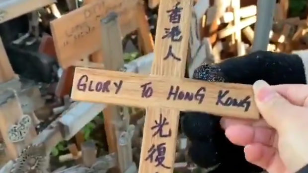 【リトアニア】香港人が願いを書き立てた十字架、中国人がポイっと投げ捨てる！