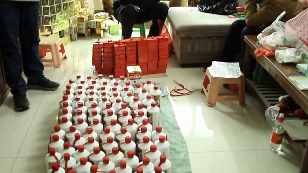 中国、高級酒マオタイ酒のニセ酒製造、正品のボトルに別の酒を充填し販売