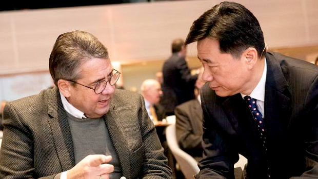 中国の呉懇・駐ドイツ大使とドイツのジグマール・ガブリエル前外相