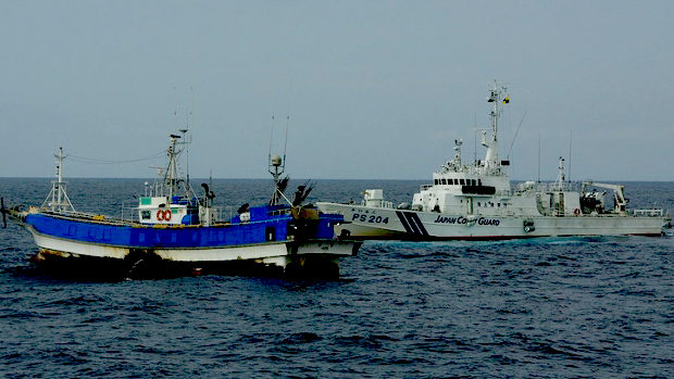 韓国漁船が日本の排他的経済水域(EEZ)で無許可操業！海保が船長を現行犯逮捕～！