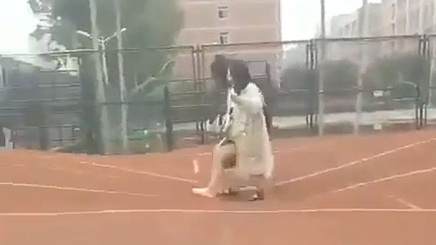 中国製の陸上トラックが冠水するとこうなります