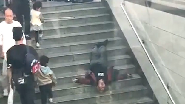 中国、階段で転倒し起き上がれない老人