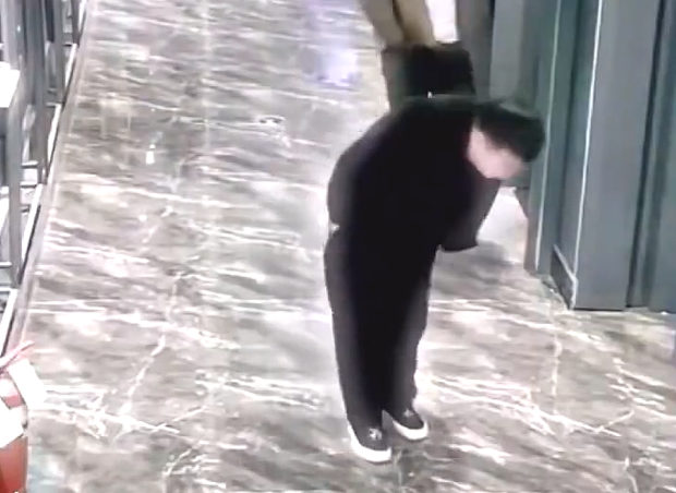 【動画】中国あるある、痰吐き男、自分が吐いた痰で滑ってズッコケる！www