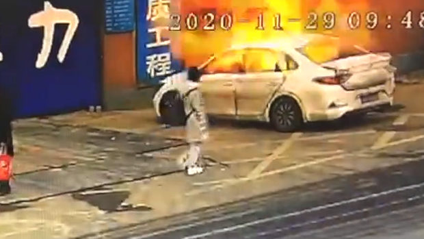 中国、駐車中の乗用車が突然、火噴いて爆発!