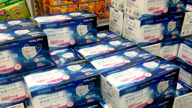 店頭に大量のマスク。50枚三千円、誰も買わない。値崩れの予感。