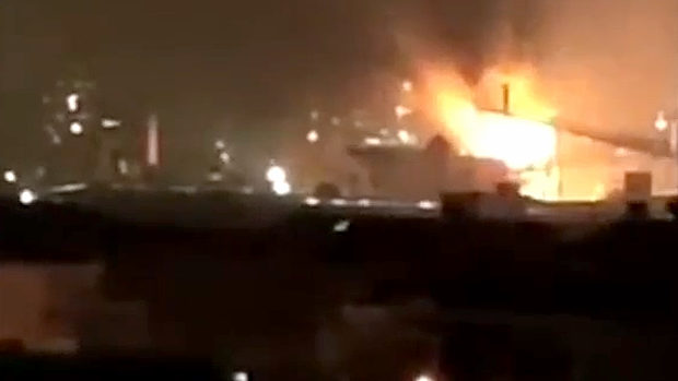中国、今度は上海の製鉄所の高炉が爆発、炎上！火の塊が上空へ噴き出す！