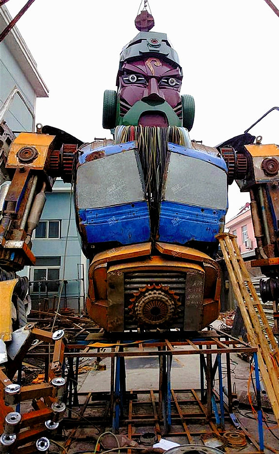 【中国】自動車修理工場で作られる巨大鋼鉄「関羽」