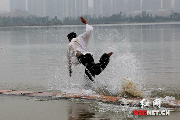 中国、少林寺の武僧、120mの「水上歩行」に成功！2