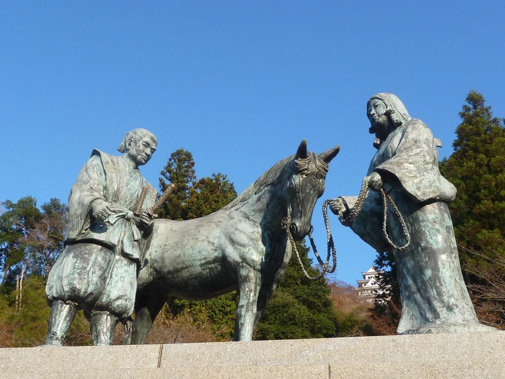 郡上八幡城 山内一豊と妻の像 四国アイランドライフ 郡上八幡城 山内一豊と妻の像 四国アイランドライフ