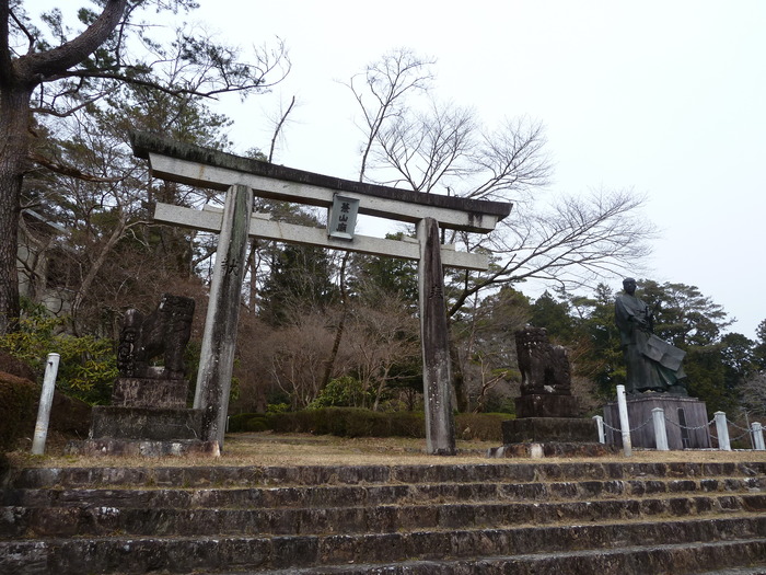 帰全山、野中兼山の像。