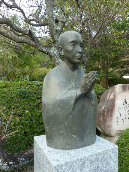 野村望東尼の像。