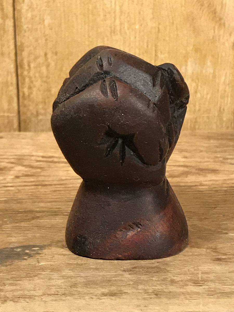 木彫りのハンドサインの70'sビンテージアイテムをネットショップに