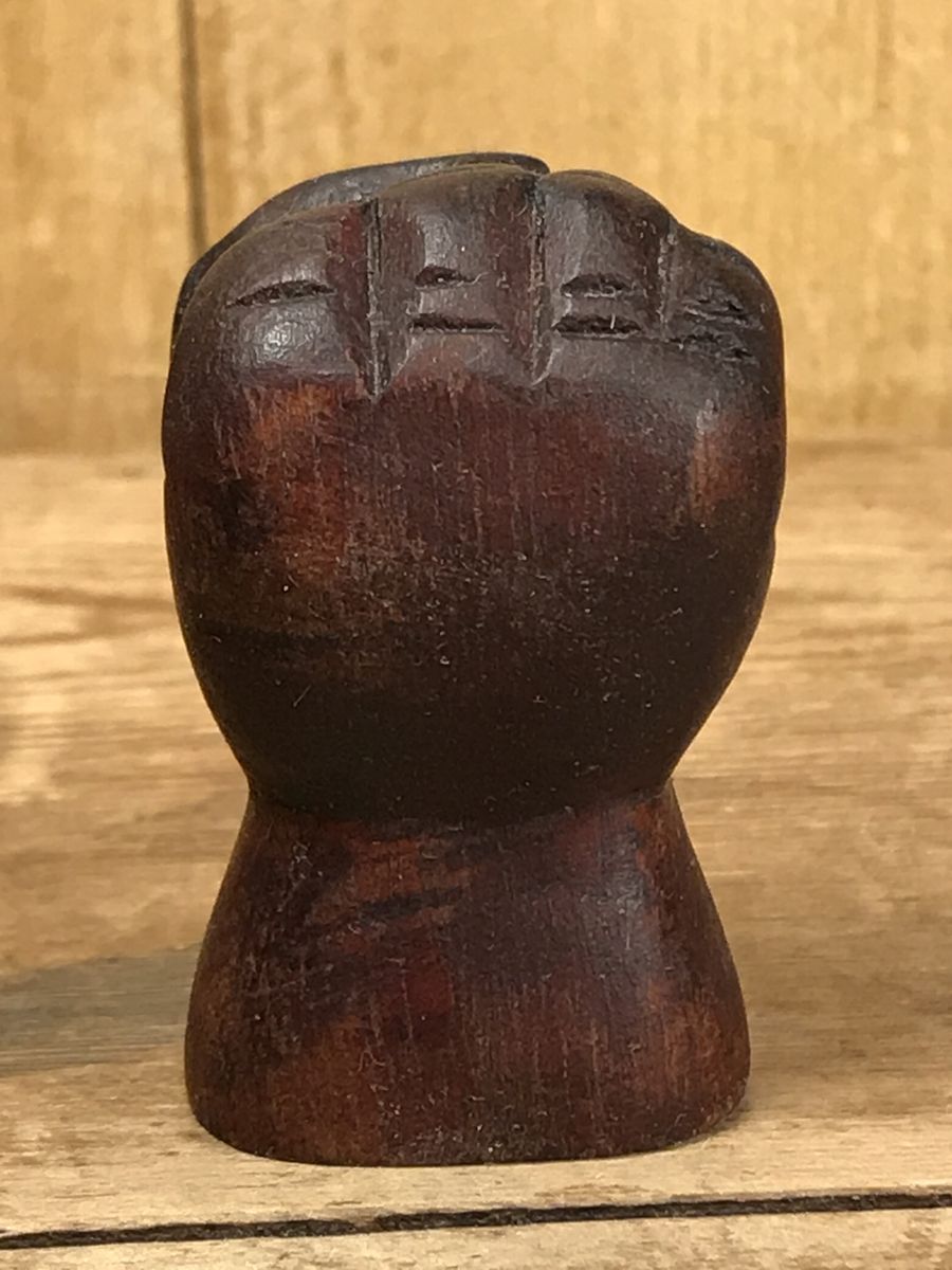 木彫りのハンドサインの70'sビンテージアイテムをネットショップに