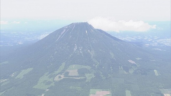 【北海道 羊蹄山】「もう降りられない」20歳女性　両ひざの痛みで自力下山できず　訓練中の山岳救助隊が背負って下山