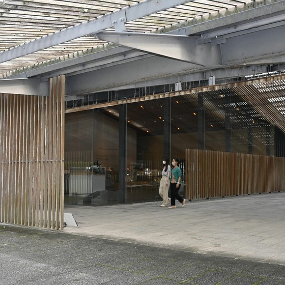 【悲報】 世界的建築家、隈研吾さんの木を多用した建築、腐食でたった20年しかもたない????