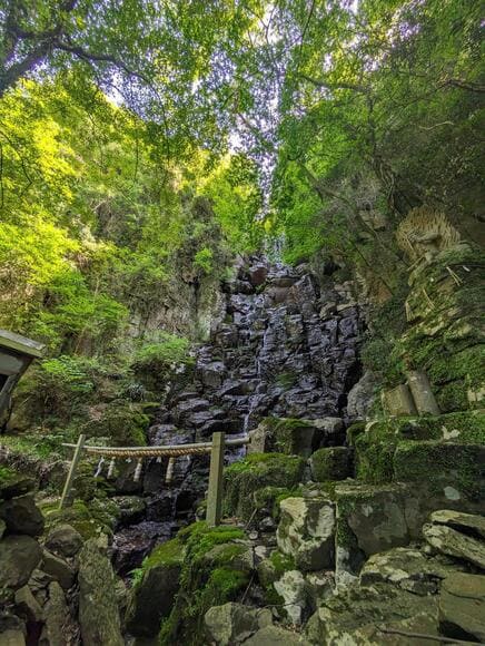 【画像】散歩しにいく格好で滝見に行って死にかけた