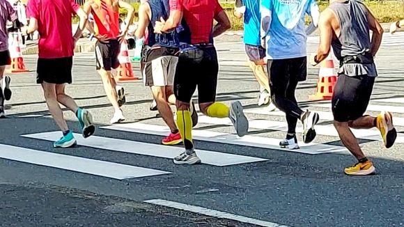 マラソン大会で400人以上が途中棄権、1人死亡