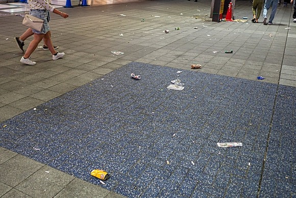 「ポイ捨て摘発者の4人に1人が外国人」渋谷で3カ月に1500人摘発…観光客4000万人時代の“ごみ問題”