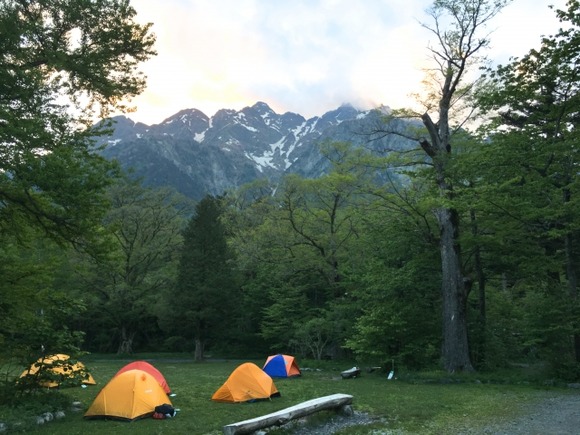 【悲報】女ソロキャンパー、ぼくたちソロキャンプおじさんたちを警戒しなるべく距離を置こうとしていたことが判明
