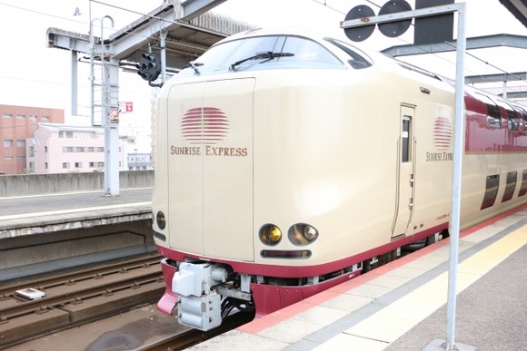 【画像】寝台列車に乗るワイちゃん