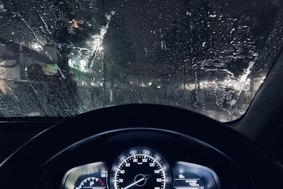 雨の車内