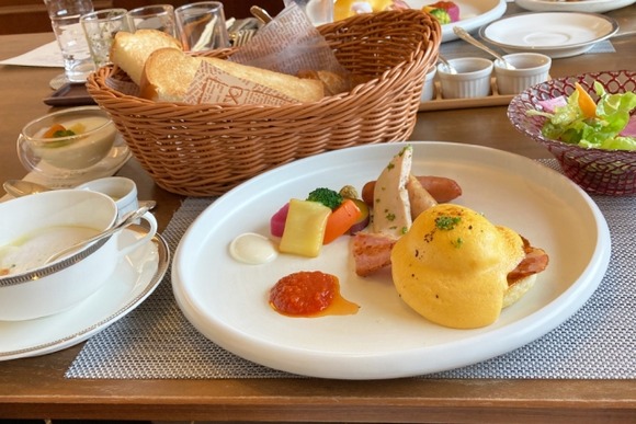 【朗報】ワイ将、平日朝からホテル朝食で豪遊