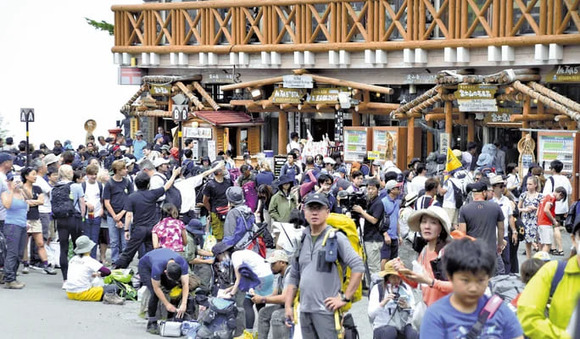 【富士山】まだ夏休み前なのに登山客で大にぎわい…担当者「今後さらに増えるだろう」