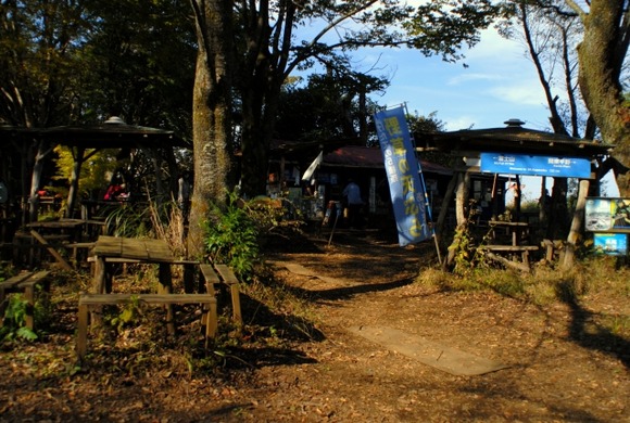 陣馬方面のはじめの階段を下ってたらフラフラしたトレカスが上ってきて、こっちにぶつかってきた