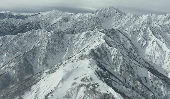 【長野】「滝の下に落ちた?」4人パーティーで滑走中…1人滑落…北アルプス小遠見山付近でバックカントリースキーのアメリカ人男性が遭難