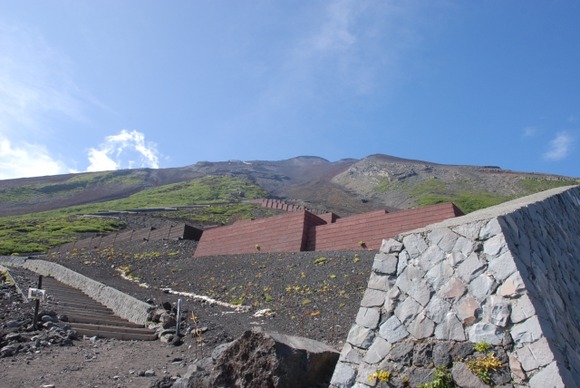 欧米人「富士山に登ったことがない日本人がいるのかい？」