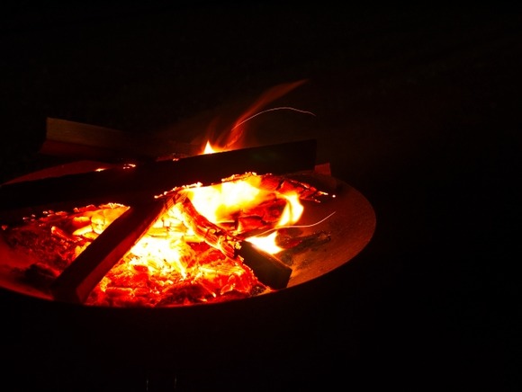 プロ｢キャンプ場でそこら辺に生えてる木とか、建築廃材燃やしたらいけません????｣