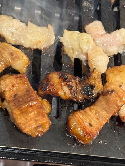 【画像】自宅で「ホルモン焼き」すんで～