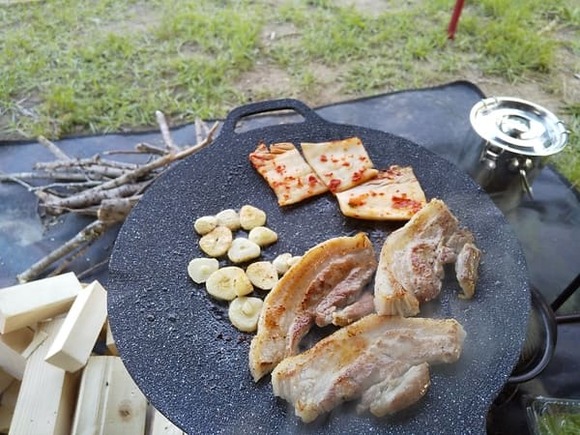 【キャンプ飯】サムギョプサル(韓国風豚焼肉と巻き用野菜とナムル　キムチ)