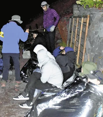 【富士山】8合目登山道沿い、仮眠100人…声かけに「別に寝てないんだよ！」